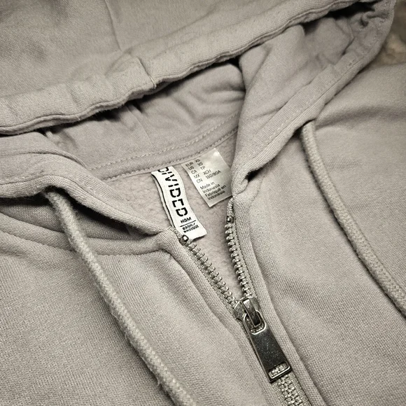 H&M Divided Light Gray Cropped Zip-through Hoodie - Picture 3 of 8